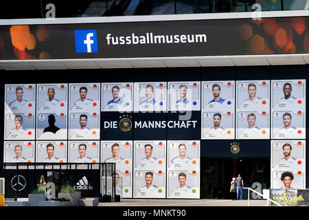 Porträts der Spieler von Bundestrainer Joachim Loew (Löw) der vorläufigen Kader der Deutschen Nationalmannschaft für die WM 2018 in Russland nominiert auf der Vorderseite des Deutschen Fußball-Museums in Dortmund, Deutschland am 18.5.2018 Stockfoto