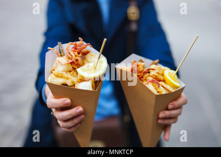 Italienische Street Food gegrillte Meeresfrüchte Fische, Garnelen, Tintenfisch und Gemüse Stockfoto