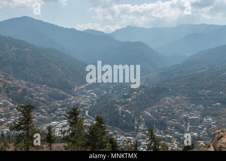 Blick über Thimphu, der Hauptstadt von Bhutan, von den Großen Buddha Dordenma, die oberhalb der Stadt erhebt. Stockfoto