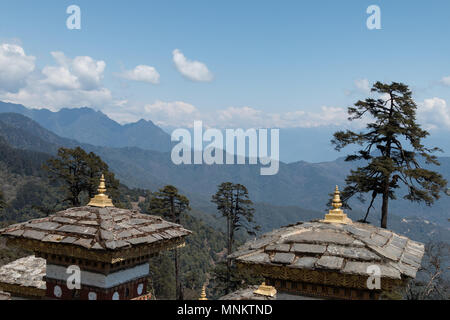 Dochula Pass, ein hoher Höhe pass auf der Straße zwischen Paro und Thimphu in Bhutan, Asien. 108 Stupa sind hier gebaut. Stockfoto