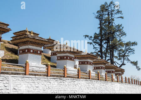 Dochula Pass, ein hoher Höhe pass auf der Straße zwischen Paro und Thimphu in Bhutan, Asien. 108 Stupa sind hier gebaut. Stockfoto