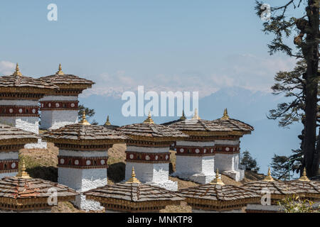 Dochula Pass, ein hoher Höhe pass auf der Straße zwischen Paro und Thimphu in Bhutan, Asien. 108 Stupa sind hier gebaut. Stockfoto