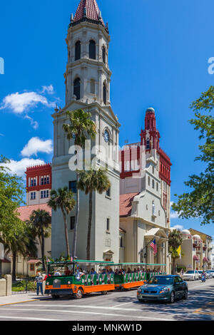 Altstadt Trolley im Dom Basilika St. Augustinus ein historisches Wahrzeichen in St Augustine Florida Amerika älteste cityThe Kathedrale Basilica von Stockfoto