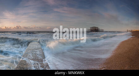 Brighton sonnenbeschienenen Wellen Stockfoto