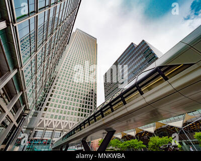 Adams Plaza Brücke, Eingang Crossrail, Canary Wharf, London, Großbritannien. In Crossrail Stelle, auf die Sie mit einem Kanada Platz Hochhaus im Hintergrund, Cana Stockfoto