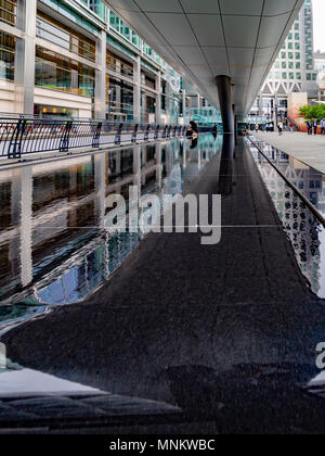 Wasserspiel unter Adams Plaza Brücke in Crossrail, Canary Wharf, London, Großbritannien führt. Stockfoto