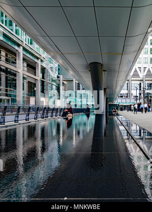 Wasserspiel unter Adams Plaza Brücke in Crossrail, Canary Wharf, London, Großbritannien führt. Stockfoto