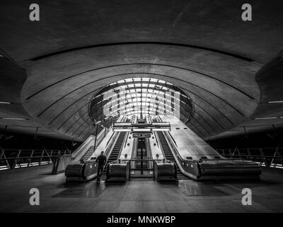 Fahrtreppen in Eingang Jubilee Line U-Bahnstation, Canary Wharf, London, Großbritannien. Stockfoto