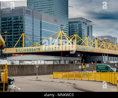 Billingsgate Markt mit Canary Wharf Gebäude im Hintergrund, Pappel, Isle of Dogs, London, UK. Stockfoto