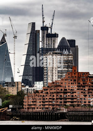 Londoner Finanzviertel von Osten der Themse gesehen. Im Vordergrund steht der freie Handel Wharf: Luxus Wohnungen auf dem nördlichen Ufer Stockfoto