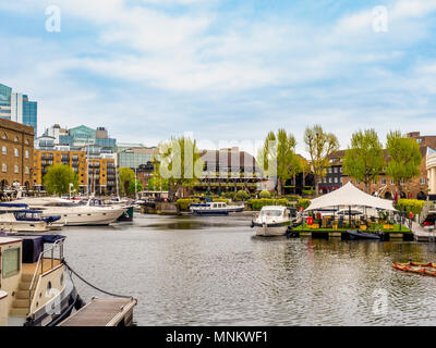 St. Katharine Docks Gehäuse- und Freizeitkomplex, Bezirk Tower Hamlets, auf der Nordseite der Themse Sie Teil des Hafens von London waren, Stockfoto