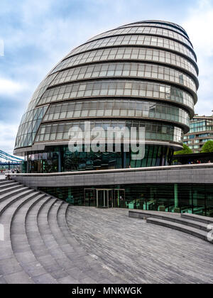 Rathaus, und die Schaufel Amphitheater im Freien. Southwark, am Südufer der Themse., London, Großbritannien. Stockfoto