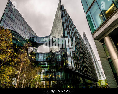 PWC (PricewaterhouseCoopers) Gebäude, Southwark, London, UK von Foster und Partner, die für den Shard im Hintergrund. Stockfoto