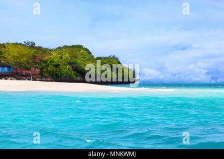 Herrlicher weißer Sandstrand, grünen Dschungel, türkisfarbenen Meer auf Prison Island, Sansibar, Tansania. Stockfoto