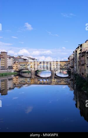 Blick auf die Brücke Ponte Vecchio über dem Arno, Florenz, Italien Stockfoto