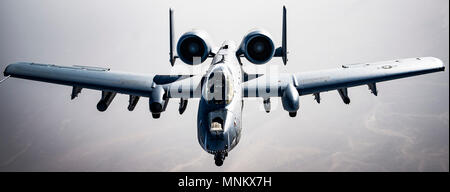 Ein US Air Force A-10 Thunderbolt II Pilot fliegt über Afghanistan nach Abschluss der Luftbetankung Operationen mit einer KC-135 Stratotanker, die 340 Expeditionary Air Refuelling Squadron Detatchment 1 zugewiesen, zur Unterstützung der Operation, die die Freiheit des Sentinel, 12. März 2018. Die A-10 ist vornehmlich in den USA schliessen Luft zu unterstützen und Koalition Kräfte, die als Teil der entschlossenen Unterstützung der NATO-Mission. Stockfoto