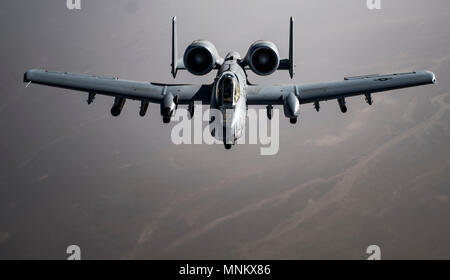 Ein US Air Force A-10 Thunderbolt II Pilot fliegt über Afghanistan nach Abschluss der Luftbetankung Operationen mit einer KC-135 Stratotanker, die 340 Expeditionary Air Refuelling Squadron Detatchment 1 zugewiesen, zur Unterstützung der Operation, die die Freiheit des Sentinel, 12. März 2018. Die A-10 ist vornehmlich in den USA schliessen Luft zu unterstützen und Koalition Kräfte, die als Teil der entschlossenen Unterstützung der NATO-Mission. Stockfoto