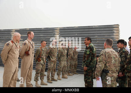 Generalmajor Eman Nazar (rechts), die 205Th Corps Commander für Afghanistan, spricht für die Piloten und Besatzungsmitglieder mit 303Rd Expeditionary Fighter Squadron, 451St Air Expeditionary Group, bei einem informellen Anerkennung Zeremonie, 13. März 2018, in Kandahar, Afghanistan. Nazar anerkannten acht Flieger während der Zeremonie für ihre Unterstützung der afghanischen nationalen Armee bei ihrer jüngsten Missionen. Stockfoto