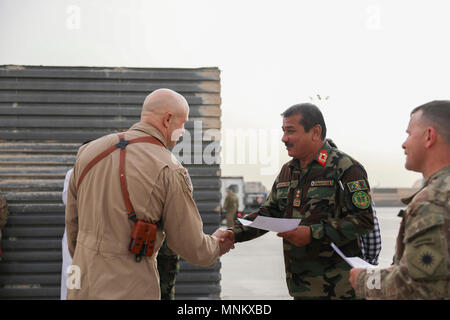 Generalmajor Eman Nazar (rechts), die 205Th Corps Commander für Afghanistan, schüttelt Hände mit Oberstleutnant Jeremia Parvin, ein Pilot mit 303Rd Expeditionary Fighter Squadron, 451St Air Expeditionary Group, bei einem informellen Anerkennung Zeremonie, 13. März 2018, in Kandahar, Afghanistan. Nazar anerkannten acht Flieger während der Zeremonie für ihre Unterstützung der afghanischen nationalen Armee bei ihrer jüngsten Missionen. Stockfoto