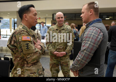 Brig. Gen. Mark Toy (Links) und die US-Armee Korps der Ingenieure großen Seen und Ohio River Division Commander und 1 Lt Trey Huff, Aide-de-camp, sprechen mit Garrett Dean, Projekt Manager bei amerikanischen Ingenieure, Inc., die in den unternehmerischen Chancen Open House, die auch als "booh", an der Tennessee State University in Nashville, Tennessee, 15. März 2018 bekannt. (USACE Stockfoto