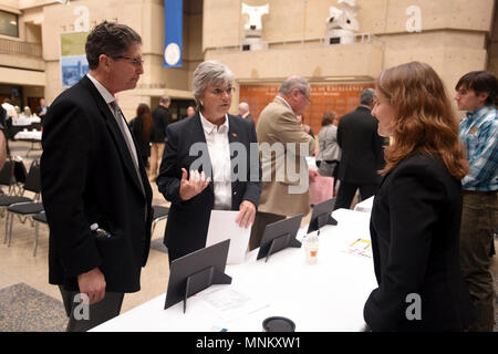 Patty Coffey (Mitte), US-Armee Korps der Ingenieure Nashville Bezirk Deputy District Ingenieur, und Joanne Traicoff, Nashville Bezirk Bau und Engineering Division stellvertretender Leiter, bieten Informationen zu Marc J. Norris, Pro 2 dienen, Vice President und Business Development Director, während die Geschäftsmöglichkeiten Haus, auch als 'BOOH", an der Tennessee State University in Nashville, Tennessee, 15. März 2018 bekannt. (USACE Stockfoto