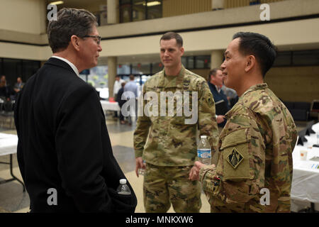 Brig. Gen. Mark Toy (Rechts), US-Armee Korps der Ingenieure großen Seen und Ohio River Division Commander und Maj. Justin Toole, Nashville Bezirk handeln, Commander, sprechen mit Marc J. Norris, Pro 2 dienen, Vice President und Business Development Director, während die Geschäftsmöglichkeiten Haus, auch als 'BOOH", an der Tennessee State University in Nashville, Tennessee, 15. März 2018 bekannt. (USACE Stockfoto