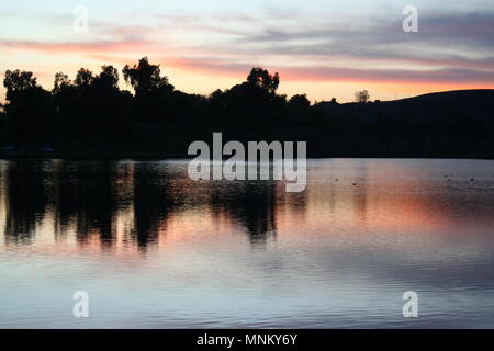 Am späten Nachmittag Sonne auf Hügeln hinter Ming See, Bakersfield, CA. Stockfoto