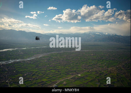 Ein U.S. Army CH-47F Chinook zugeordnet U.S. Army Task Force Schläger, Transporte pararescuemen Vom 83rd Expeditionary Rescue Squadron während einer Training Mission in Afghanistan, 15. März 2018. Die Armee der Besatzungen und Air Force Schutzengel Teams durchgeführt, um die Übung Teamwork und Verfahren zu bauen, wie Sie gemeinsame Personal Recovery Funktionen bieten, die in der Lieferung von entscheidender Airpower für US Central Command. Stockfoto