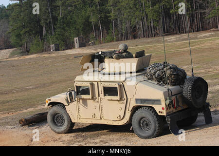 North Carolina National Guard Soldat SPC. Benjamin Ebright, ein Scout mit Hauptsitz und Sitz der Firma, 4-118 th kombinierte Waffen Bataillon, 30 gepanzerte Brigade Combat Team, verwendet einen Revolver auf einem Hmmwv für Ziele während einer Übung an McCrady Training Center, South Carolina, am 16.März 2018 zu scannen. In dieser Schulung werden die Fähigkeiten der Soldaten in der Akquisition, Teamarbeit und Kommunikation, in Vorbereitung auf die bevorstehende exportierbar Combat Training (XCTC) Ausbildung. Stockfoto