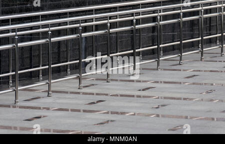 Edelstahl Handläufe sind auf der kleinen Bias installiert Stockfoto