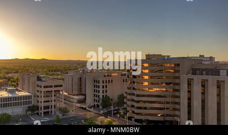 Albuquerque - Blick auf die Innenstadt von Büros und die Vulkane von Petroglyph National Monument bei Sonnenuntergang im Frühling in der Innenstadt von Albuquerque, New Mexico Stockfoto