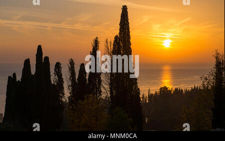 Sonnenuntergang in der Stadt am Schwarzen Meer von Gagra, Abchasien Stockfoto