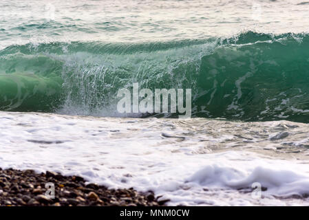 Herbststurm in Sotschi. Große Wellen in der Nähe des Damm. Stürmischen Herbst am Schwarzen Meer. Raging Schwarze Meer. Big Wave closeup Stockfoto