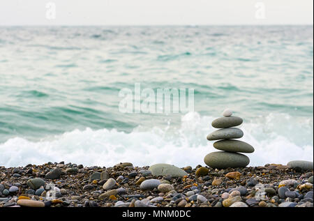 Steine Pyramide am Schwarzen Meer Strand symbolisiert Stabilität, Zen, Harmonie, Balance. Geringe Tiefenschärfe. Stockfoto