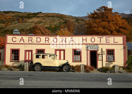 Historisches Cardrona Hotel und Vintage Auto, in der Nähe von Wanaka, Südinsel, Neuseeland Stockfoto