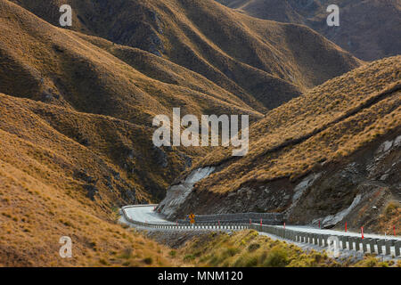 Crown Range Road zwischen Queenstown und Wanaka, Südinsel, Neuseeland Stockfoto