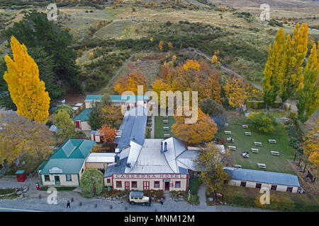 Historische Cardrona Hotel und Oldtimer, in der Nähe von Wanaka, Südinsel, Neuseeland - Luftbild Stockfoto