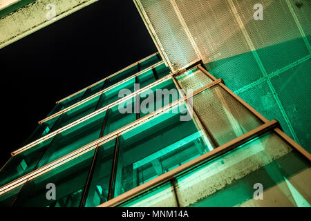 Ein Aufzug aus Glas mit Farbwechsel leuchtet in der Mitte von Nashville gefunden Stockfoto