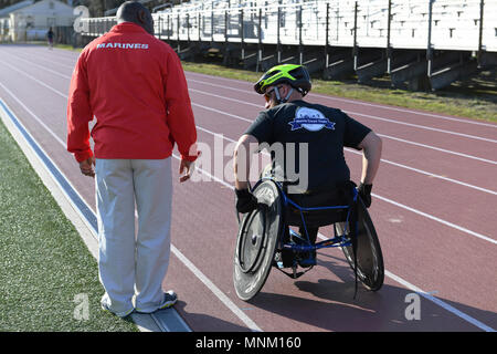 Us Marine Corps Staff Sgt. Michael Stolz, Links, Trainer des US Marine Corps veteran Douglas Godfrey während einer 2018 Marine Corps Studien Titel Praxis in der Marine Corps Base Camp Lejeune, N.C., 17. März 2018. Godfrey ist Mitglied der Marine Corps 2018 Studien verwundeten Krieger Battalion-West Team. Das Marine Corps Studien fördert die Genesung und Rehabilitation durch adaptive sport Teilnahme und entwickelt die Kameradschaft unter Wiederherstellung-Mitglieder (RSMs) und Veteranen. Es ist eine Gelegenheit für RSMs ihre Leistungen zu zeigen und dient als primärer Schauplatz Marine Corps Partizipation zu wählen Stockfoto