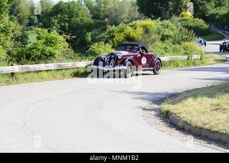 PESARO COLLE SAN BARTOLO, Italien, 17. Mai - 2018: Alfa Romeo 6C 2300 PESCARA SPIDER 1935 auf einem alten Rennwagen Rallye Mille Miglia 2018 die berühmte i Stockfoto