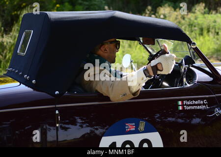PESARO COLLE SAN BARTOLO, Italien, 17. Mai - 2018: Alfa Romeo 6C 2300 PESCARA SPIDER 1935 auf einem alten Rennwagen Rallye Mille Miglia 2018 die berühmte i Stockfoto