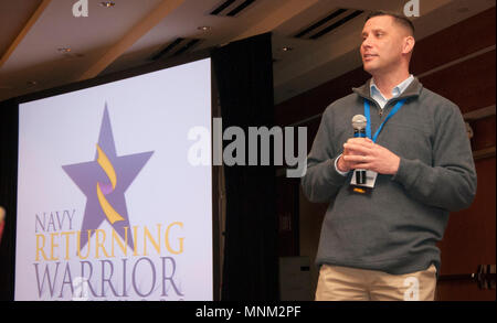 SEATTLE, Washington (Mar. 17, 2018) - Force Master Chief Chris Kotz spricht mit Gästen während einer Rückkehr Krieger Workshop (RWW) durch gelbe Band Programmkoordinatoren zur Marine Region Nordwesten finden Befehl Komponente (NAVREG NW RCC), Everett im Renaissance Hotel gehostet werden. März 17. NAVREG NW RCC bietet volle Unterstützung der Marine behält sich vor, durch die Verwaltung 16 Navy Operational Support Centers (Nosc) in 11 Staaten, in der Unterstützung von mehr als 3350 bohren Marine Reservisten. (U. S. Navy Stockfoto