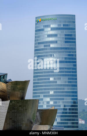 Iberdrola Turm, Teil des Guggenheim Museum im Vordergrund, Bilbao, Vizcaya, País Vasco, Spanien, Stockfoto