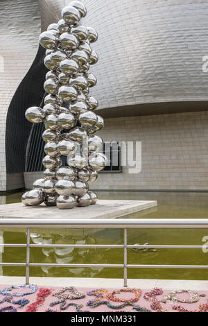 Silber Kugeln Skulptur außerhalb des Guggenheim Museums, Straßenverkäufer Halsketten im Vordergrund, Bilbao, Vizcaya, País Vasco, Spanien, niemand, keine Menschen, Stockfoto