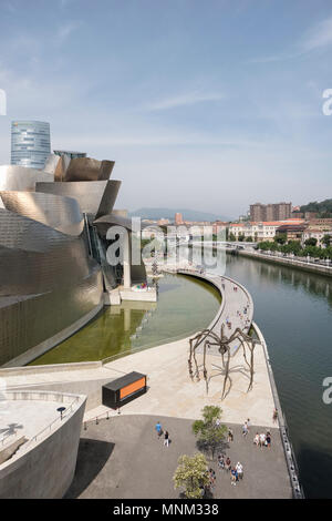 Guggenheim Museum mit Iberdrola Turm im Hintergrund, Maman die riesige Spinne im Vordergrund, Bilbao, Vizcaya, País Vasco, Spanien, Stockfoto