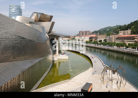 Guggenheim Museum mit Iberdrola Turm im Hintergrund, Maman die riesige Spinne im Vordergrund, Bilbao, Vizcaya, País Vasco, Spanien, Stockfoto