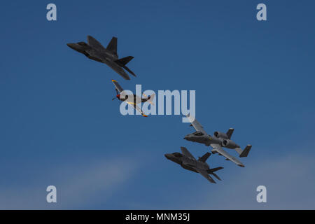 Die Heritage Flight, bestehend aus der P-51 Mustang, A-10 Thunderbolt, F-35 Lightning II und F-22 Raptor, fliegt über während Luke Tage bei Luke Air Force Base, Ariz., 18. März 2018. Lukas Tage zeigt die Möglichkeiten der modernen militärischen und zivilen Airpower durch die Anzeige von mehr als 30 live Vorführungen in der Luft und am Boden und statischen Exponaten. Stockfoto