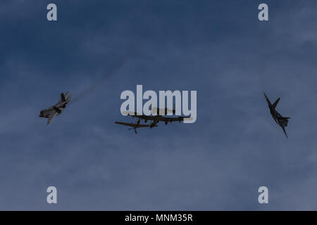 Die Heritage Flight, bestehend aus der P-51 Mustang, A-10 Thunderbolt, F-35 Lightning II und F-22 Raptor, fliegt über während Luke Tage bei Luke Air Force Base, Ariz., 18. März 2018. Lukas Tage zeigt die Möglichkeiten der modernen militärischen und zivilen Airpower durch die Anzeige von mehr als 30 live Vorführungen in der Luft und am Boden und statischen Exponaten. Stockfoto