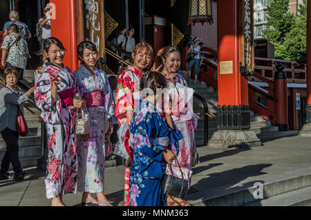 Frauen im Kimono auf dem Sensoji-tempel Tokyo Japan Stockfoto