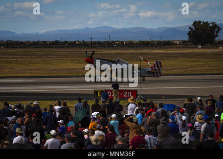 Eine P-51 Mustang landet am Ende der Erbe Flug während Luke Tage bei Luke Air Force Base, Ariz., 18. März 2018. Die P-51 Mustang auf dem Erbe Flug durch eine F-35 Lightning II beigetreten war, ein A-10 Thunderbolt und eine F-22 Raptor. Lukas Tage zeigt die Möglichkeiten der modernen militärischen und zivilen Airpower durch die Anzeige von mehr als 30 live Vorführungen in der Luft und am Boden und statischen Exponaten. Stockfoto